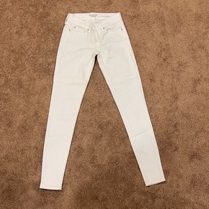 white levi jeans